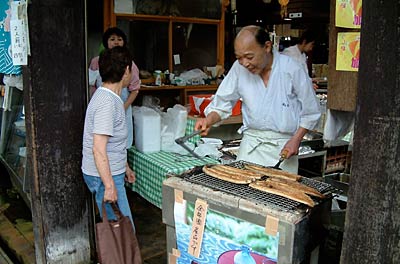 土用の丑の日、店頭でウナギを焼く燕市宮町、吉田屋