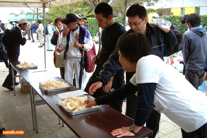 おもてなしの三条産ナシや鍛冶雑炊を味わうランナー