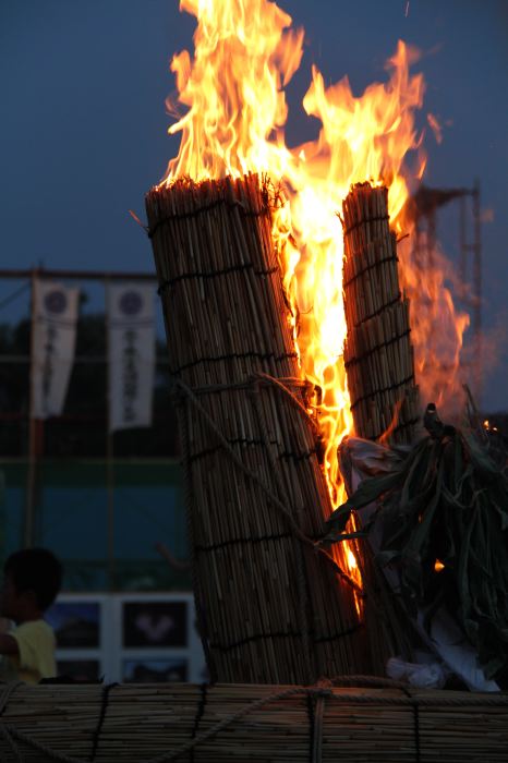 大蛇の胴体に火を放つ/しただふるさと祭り～雨生の大蛇祭