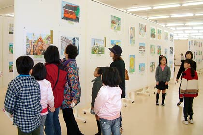 三条市体育文化センターで第28回ふるさと絵画コンクールの展示会 市内小中学生の入選以上の462点展示 10 11
