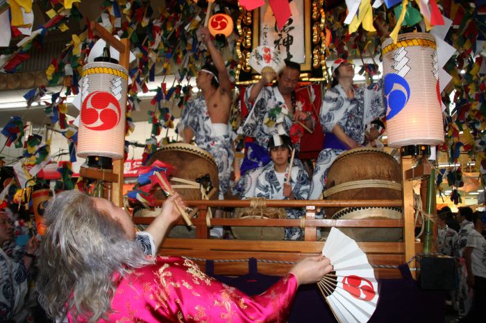 燕市・戸隠神社春季例大祭の万灯