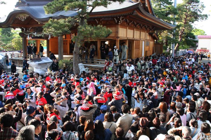 三条市・八幡宮の舞い込み