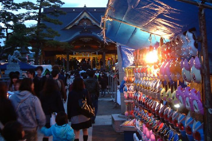 三条まつり宵宮の八幡宮境内