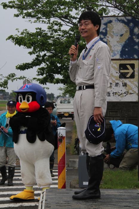 田んぼアートの田植え、鈴木市長のあいさつ