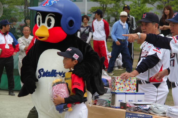 少年野球教室でもつば九郎は子どもたちに大人気