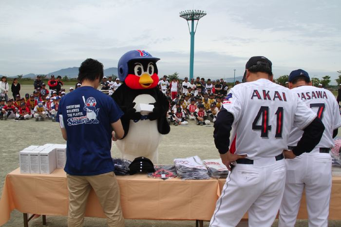 少年野球教室でもつば九郎は子どもたちに大人気