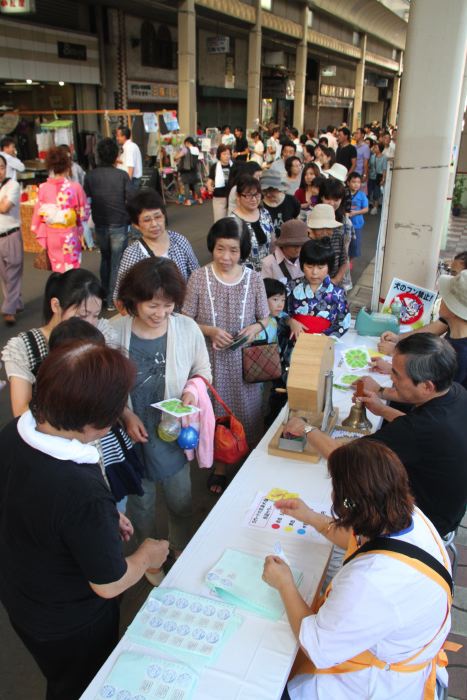 満点Sカード大変身大会には200人を超えるほどの列