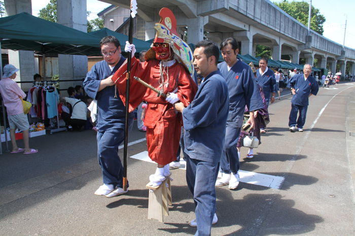 左は弥彦線高架