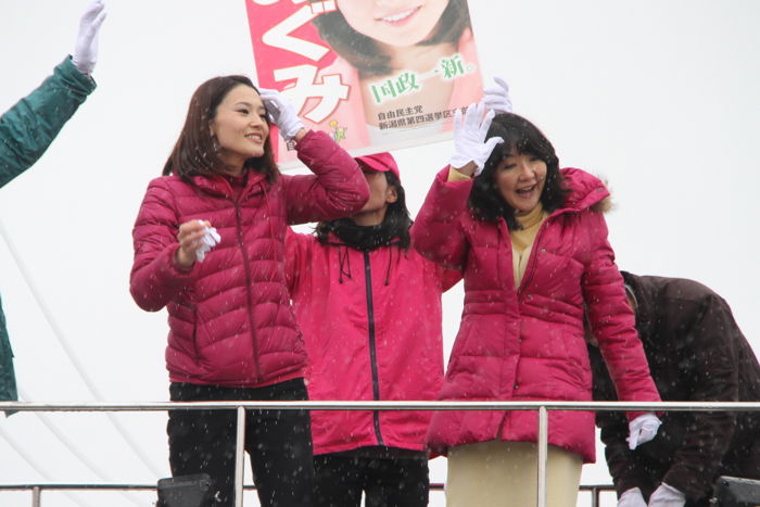 金子恵美氏の街頭演説＠セブン- イレブン三条西裏館店前、片山さつき氏が応援