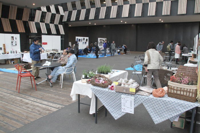 会場は屋根付きの「ナカドマ」