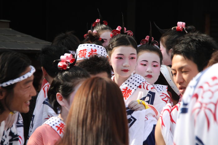 横町万灯組が花柳徳紀女さんの家の前で下座