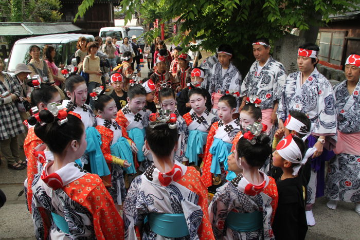 木場小路万灯組の踊りは宿で皮切り