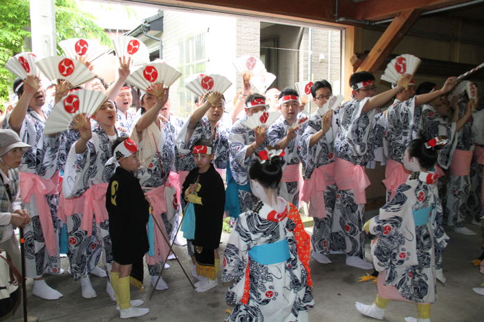 木場小路万灯組の踊りは宿で皮切り