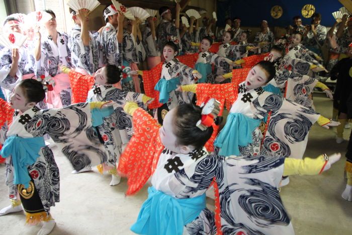 木場小路万灯組の踊りは宿で皮切り