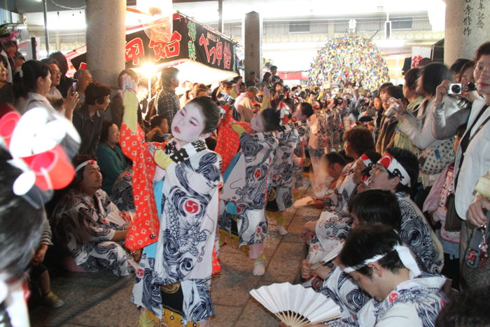 木場小路万灯組が神社境内で下座