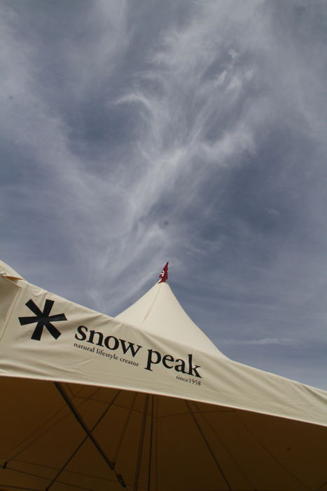 青空とsnow peakのロゴ