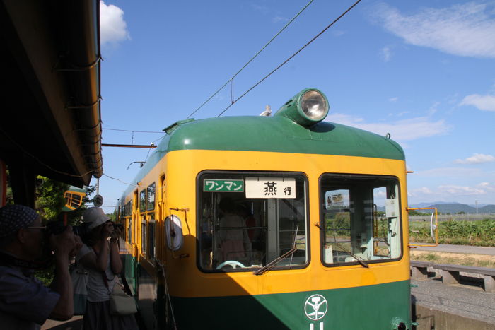 燕行きの札を下げたかぼちゃ電車