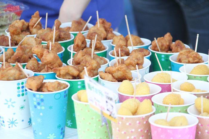 見るからにおいしそうな食べ物が並ぶ ツバメルシェ In 交通公園