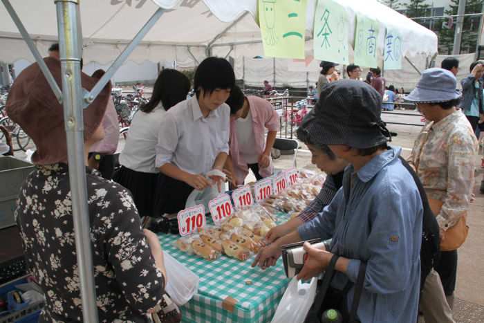 三条商業高校のいかパンの販売