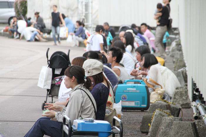 歩道に腰掛けて休憩