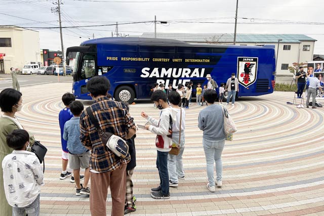 W杯に向け日本代表オフィシャルチームバスが三条市にやってきた