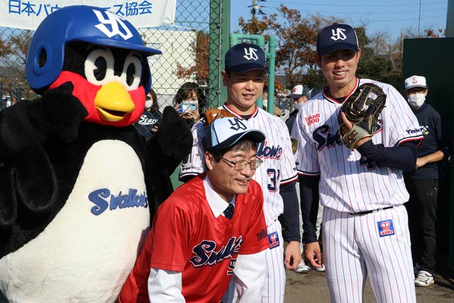 左からつば九郎、鈴木市長、山崎外野手、太田内野手