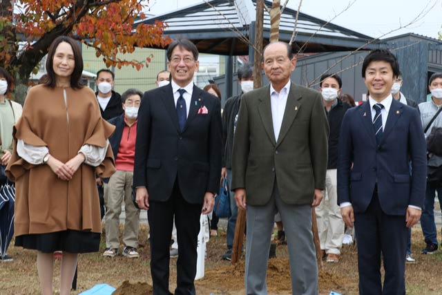 左からいすゞ製作所の関川社長夫婦、中央土地の若月社長、滝沢市長