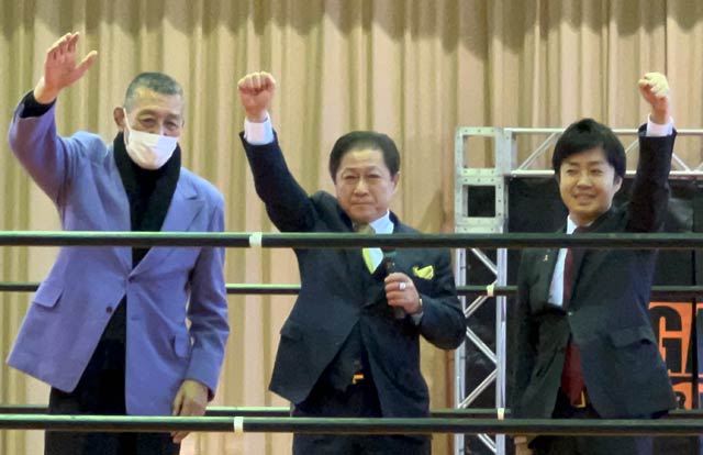 新潟プロレス初の三条大会でタイトルコールを行う左からグレート小鹿さん、乙川ホライズン会長、滝沢市長