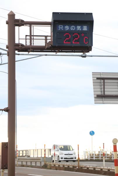 「22度」を表示する三条大橋たもとの電光表示板「只今の気温」