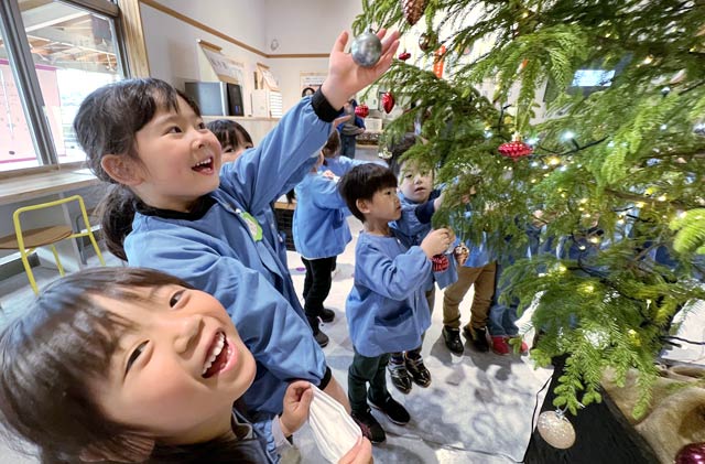 道の駅たがみで田上いずみルーテル幼稚園の年長児がクリスマスツリーの飾り付け