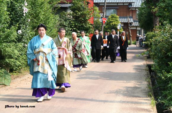 炎天下を厳かに進む行列