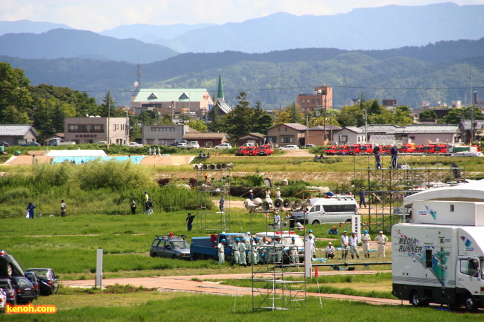 信濃川対岸にも消防団ポンプ車が並ぶ