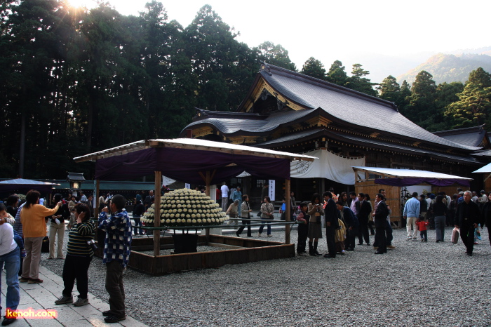 弥彦神社拝殿前