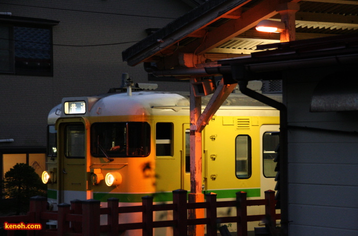 JR弥彦駅で発車を待つ電車