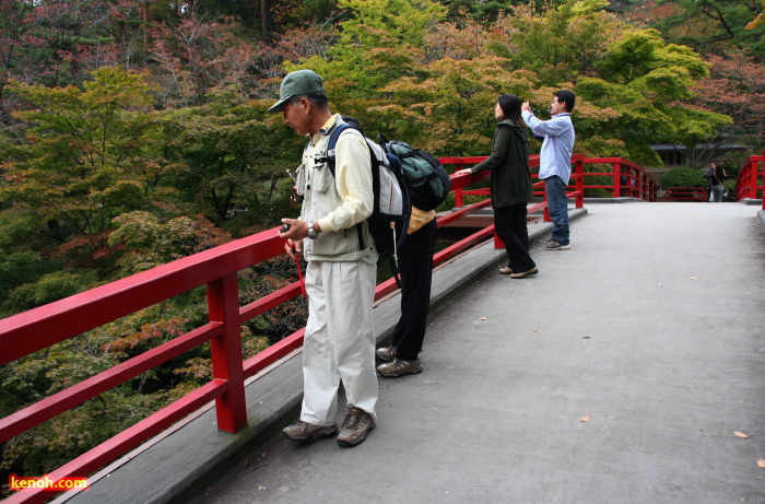 観月橋で足を止める行楽客