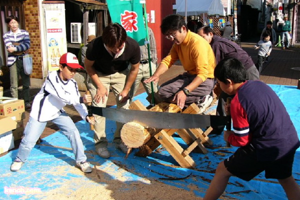 三条市産業まつり・新小路で丸太早切り競争