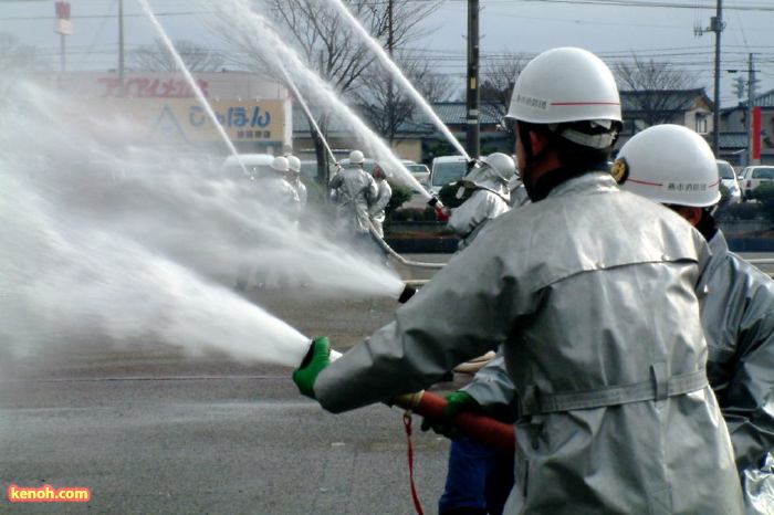 燕市消防出初め式・放水訓練