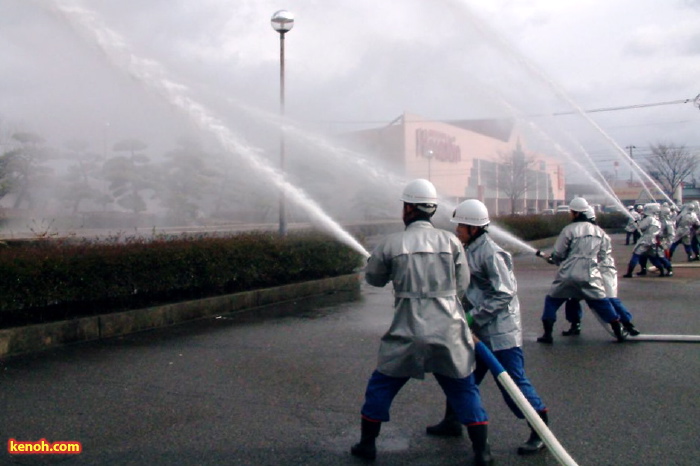 燕市消防出初め式・放水訓練