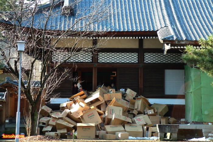 福豆を入れておいた段ボール箱は鬼踊りが始まる前に空っぽに