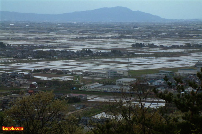 展望台から角田山方向（三条市保内公園）