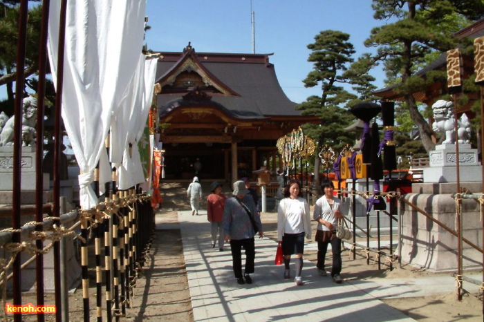 大名行列の花形、先供（やっこ）が持つ道具などが並ぶ八幡宮の境内