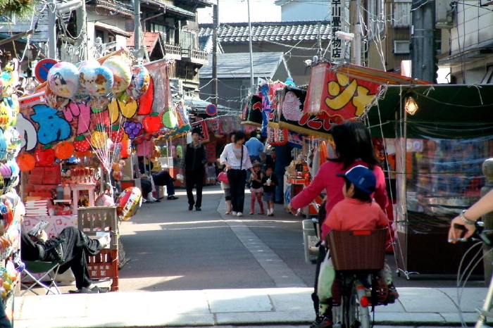 八幡宮前の参道で開店準備を進める露店