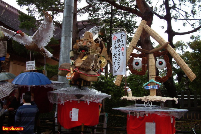 八幡宮境内で傘鉾人形コンクール