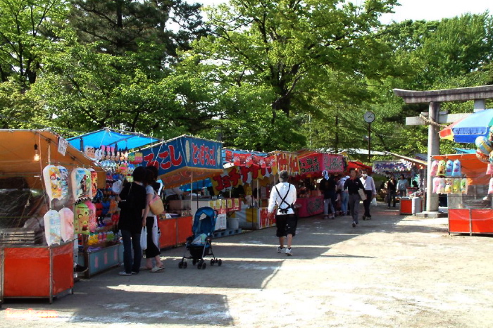 八幡宮境内に軒を連ねる露店