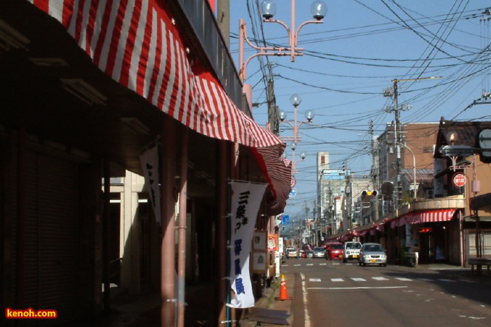 抜けるような青空に商店街の紅白幕がはためく