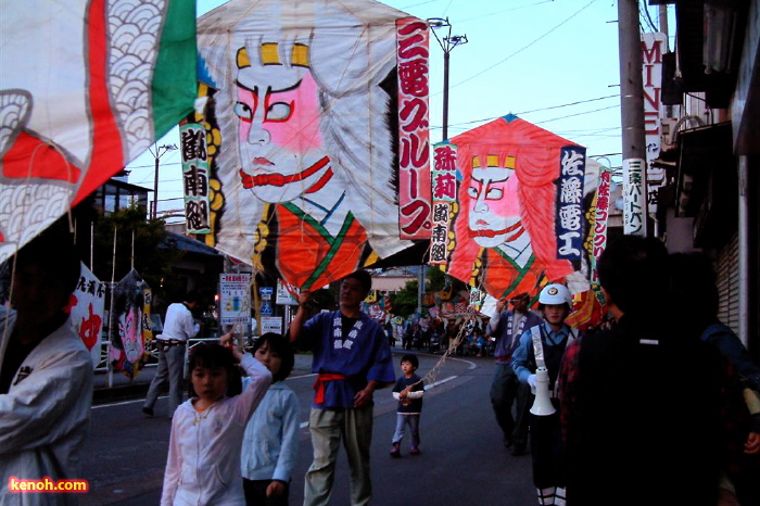 前夜祭の凧パレード