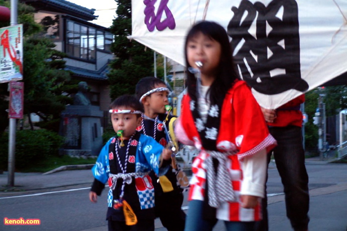 前夜祭の凧パレード