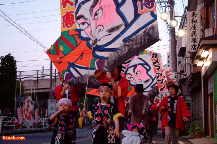 前夜祭の凧パレード