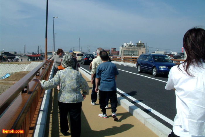 歩いて新橋を渡る市民