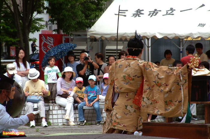 三条神楽保存会がヤマタノオロチ伝説まつりで初披露の「宝剣作の舞 」